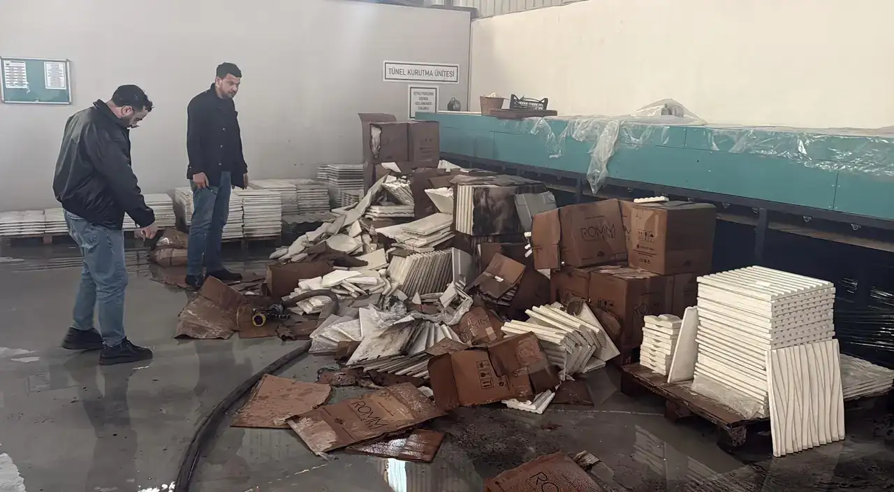 Antalya'da Maaş Krizi: Gece Bekçisi İş Yerini Ateşe Verdi 4